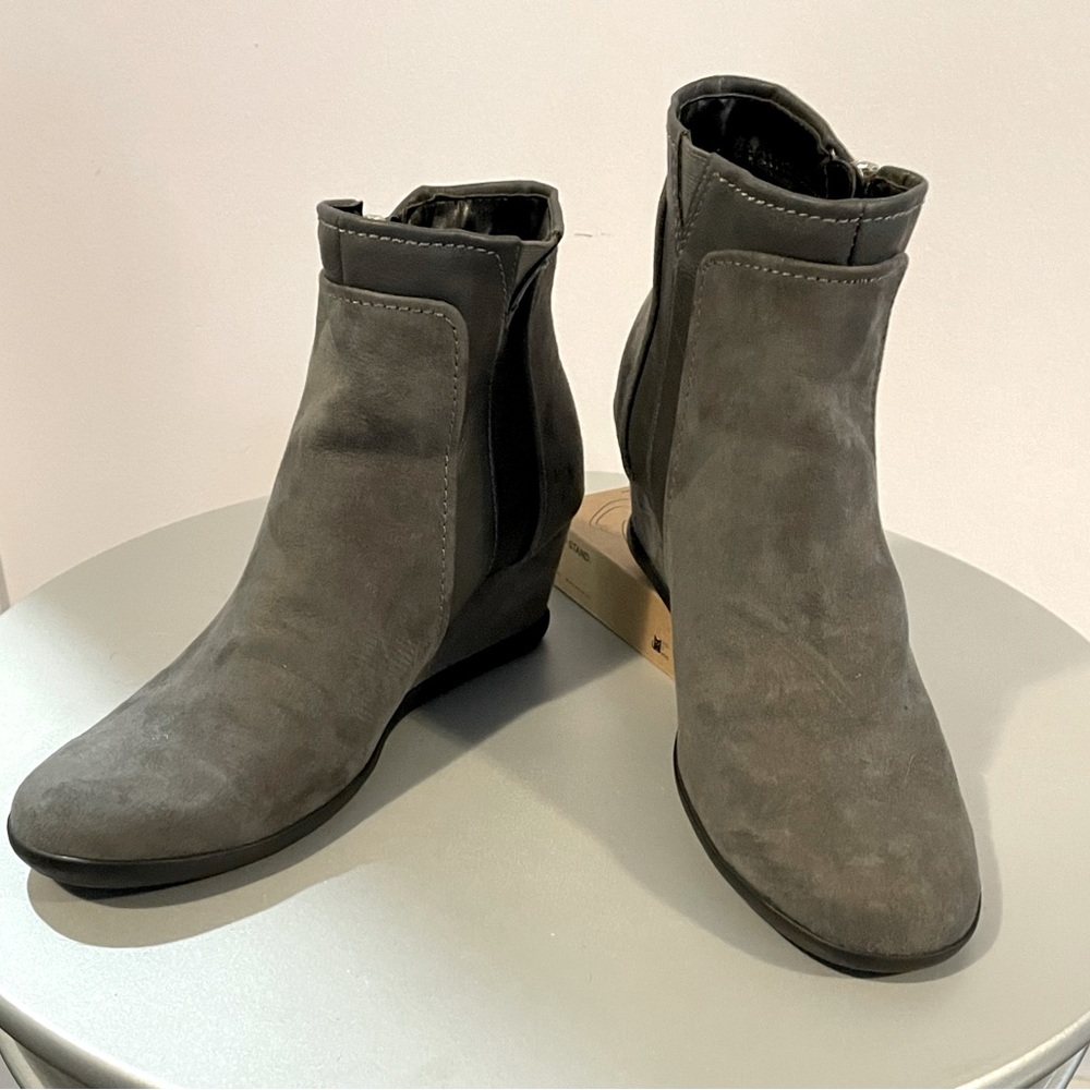 Aerosoles Grey Wedge Bootie, Size 8.